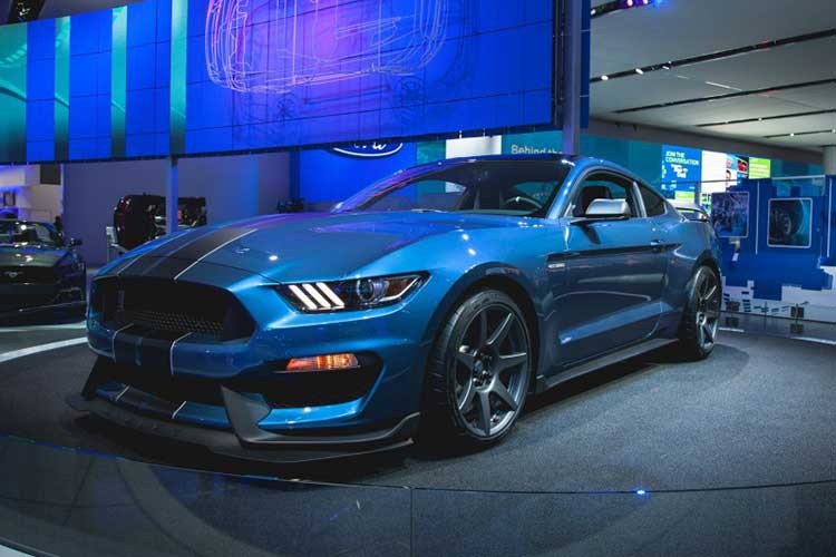  Ford Shelby GT350R Mustang có sức mạnh không đổi là 500 mã lực và mômen xoắn cực đại 542 Nm, tuy nhiên xe lại có trọng lượng như hơn 60kg so với Ford Shelby GT350.